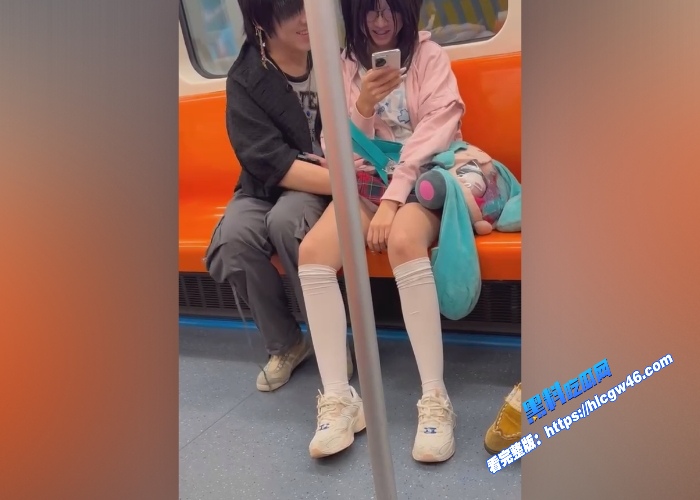 地铁站扣逼视频曝光年轻小情侣地铁站上扣逼被偷拍旁若无人胆子是真的大看着好刺激 图5WH700x500px 地铁站扣逼视频曝光年轻小情侣地铁站上扣逼被偷拍旁若无人胆子是真的大看着好刺激 图5WH700x500px