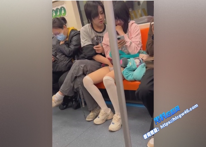 地铁站扣逼视频曝光年轻小情侣地铁站上扣逼被偷拍旁若无人胆子是真的大看着好刺激 图8WH700x500px 地铁站扣逼视频曝光年轻小情侣地铁站上扣逼被偷拍旁若无人胆子是真的大看着好刺激 图8WH700x500px