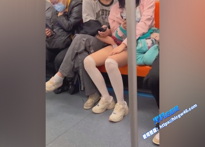 地铁站扣逼视频曝光年轻小情侣地铁站上扣逼被偷拍旁若无人胆子是真的大看着好刺激 图10WH700x500px 地铁站扣逼视频曝光年轻小情侣地铁站上扣逼被偷拍旁若无人胆子是真的大看着好刺激 图10WH700x500px