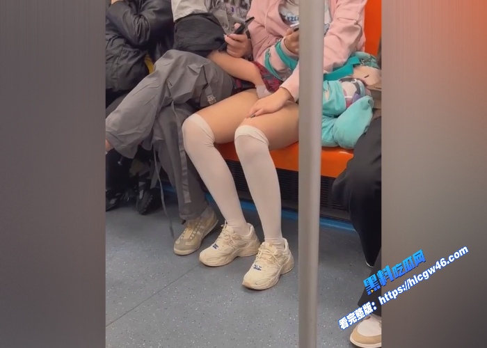 地铁站扣逼视频曝光年轻小情侣地铁站上扣逼被偷拍旁若无人胆子是真的大看着好刺激 图12WH700x500px 地铁站扣逼视频曝光年轻小情侣地铁站上扣逼被偷拍旁若无人胆子是真的大看着好刺激 图12WH700x500px