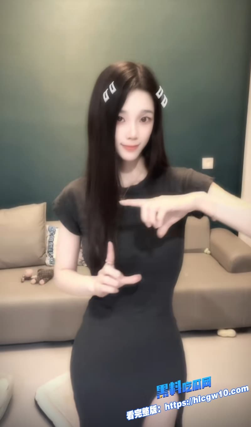 抖音40万粉丝网红比奇堡名媛原名贺梓涵趁着妈妈不在家给网友来直播大秀最全合集视频曝光场面一度失控11 抖音40万粉丝网红比奇堡名媛原名贺梓涵趁着妈妈不在家给网友来直播大秀最全合集视频曝光场面一度失控11