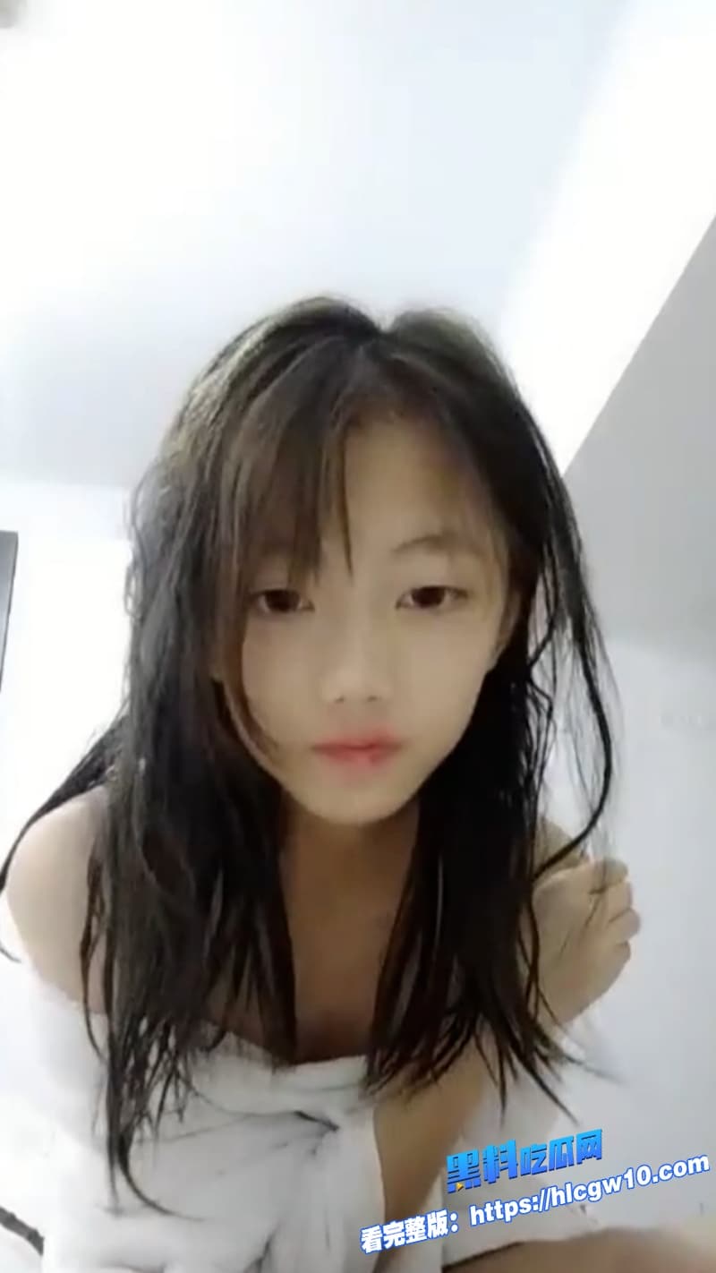 抖音40万粉丝网红比奇堡名媛原名贺梓涵趁着妈妈不在家给网友来直播大秀最全合集视频曝光场面一度失控4 抖音40万粉丝网红比奇堡名媛原名贺梓涵趁着妈妈不在家给网友来直播大秀最全合集视频曝光场面一度失控4