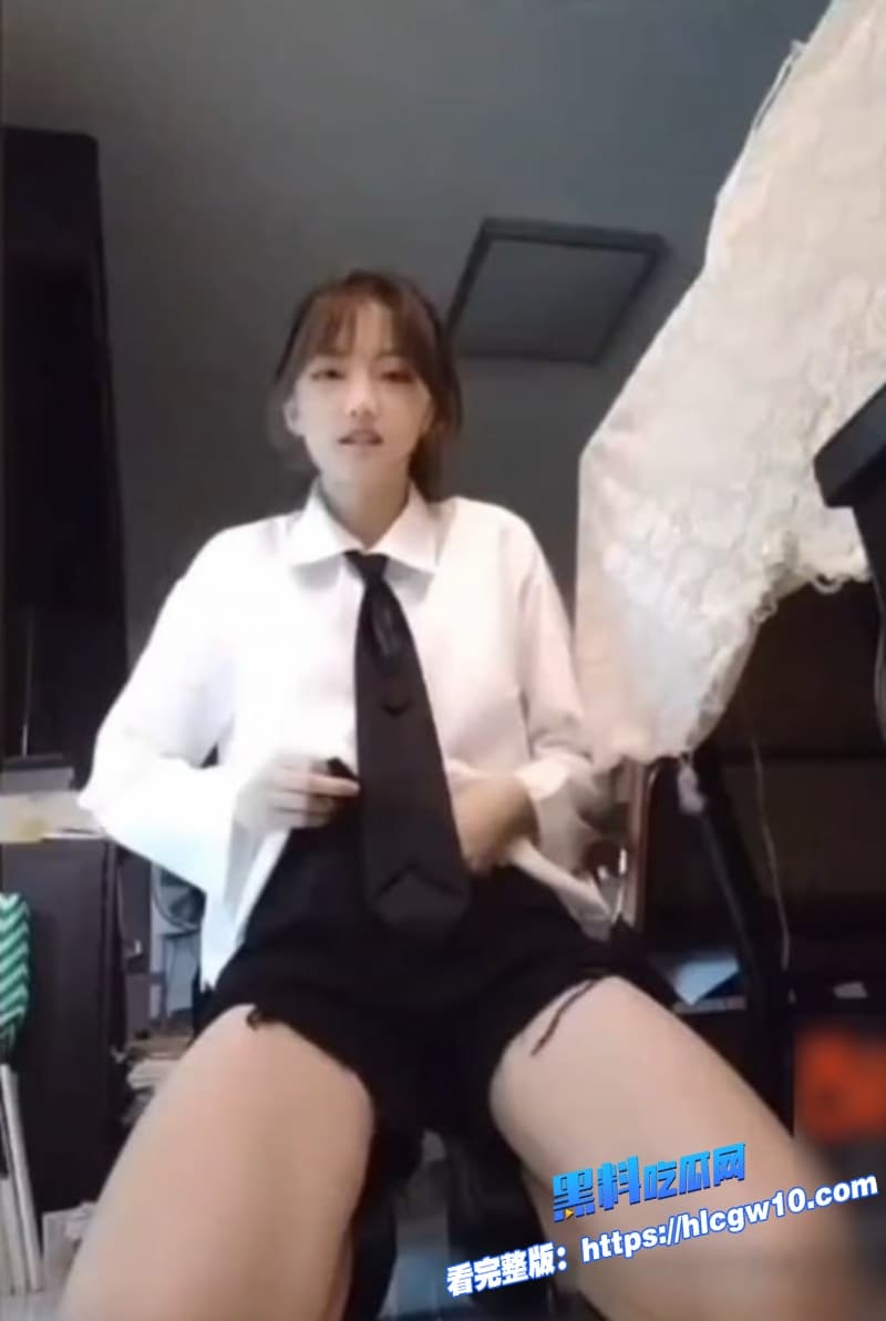 抖音40万粉丝网红比奇堡名媛原名贺梓涵趁着妈妈不在家给网友来直播大秀最全合集视频曝光场面一度失控15 抖音40万粉丝网红比奇堡名媛原名贺梓涵趁着妈妈不在家给网友来直播大秀最全合集视频曝光场面一度失控15