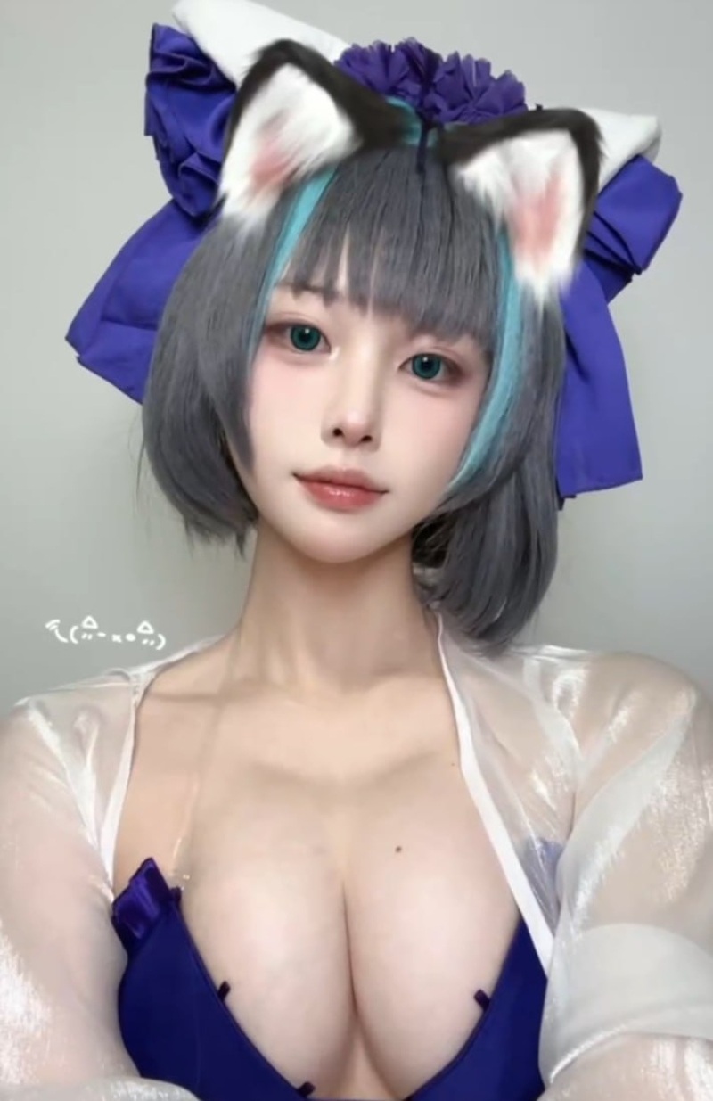 微胖巨乳喜欢COS的大学生1