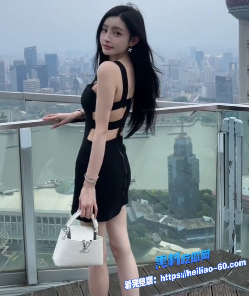 巨乳棕发人妻背老公酒店偷情太饥渴门就跪舔狂骑中出3