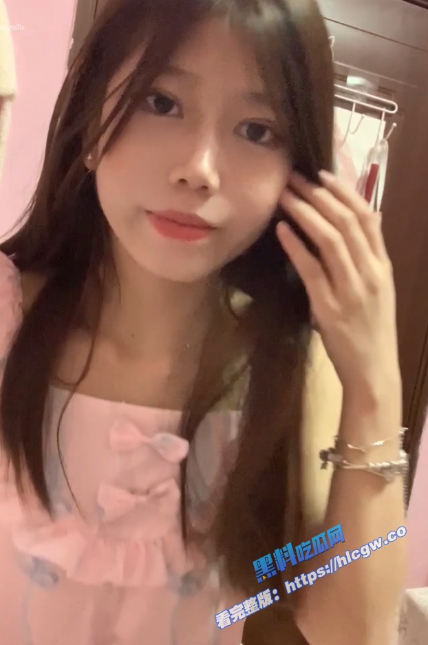 洛丽塔甜妹 稀有万元定制视频泄密,口腔骚舌特写,露脸脱衣,露出雪白的奶子和粉粉的骚逼,全裸给大家看图3