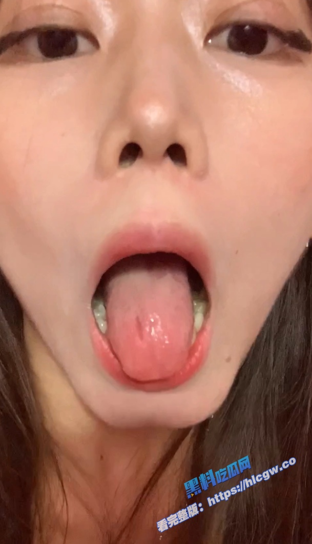 洛丽塔甜妹 稀有万元定制视频泄密,口腔骚舌特写,露脸脱衣,露出雪白的奶子和粉粉的骚逼,全裸给大家看图4