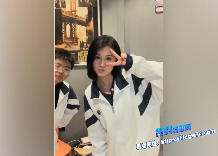 辽宁传媒学院高颜值校园女神郭奕函人前白月光实则母狗一条穿着情趣衣诱惑男友给男朋友吃鸡吧被疯狂后入 1 辽宁传媒学院高颜值校园女神郭奕函人前白月光实则母狗一条穿着情趣衣诱惑男友给男朋友吃鸡吧被疯狂后入 1