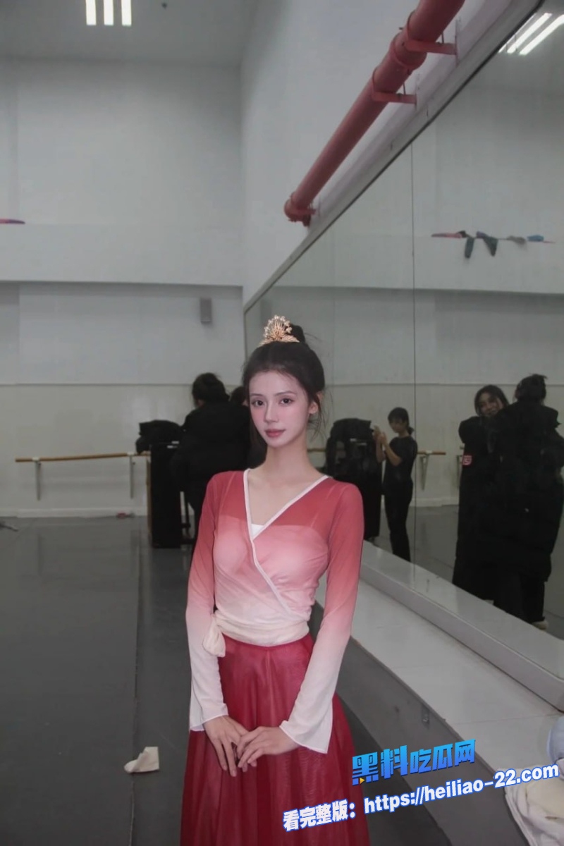 南艺混血美女舞蹈生柯亭亭为爱信任男友共同拍摄下海视频1