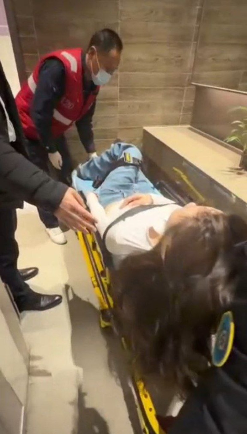 笑到邻居来敲门姐妹聚会醉趴厕所3 笑到邻居来敲门姐妹聚会醉趴厕所3