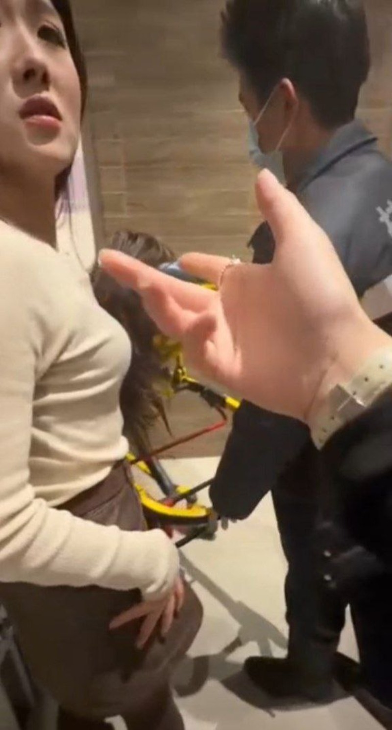 笑到邻居来敲门姐妹聚会醉趴厕所4 笑到邻居来敲门姐妹聚会醉趴厕所4