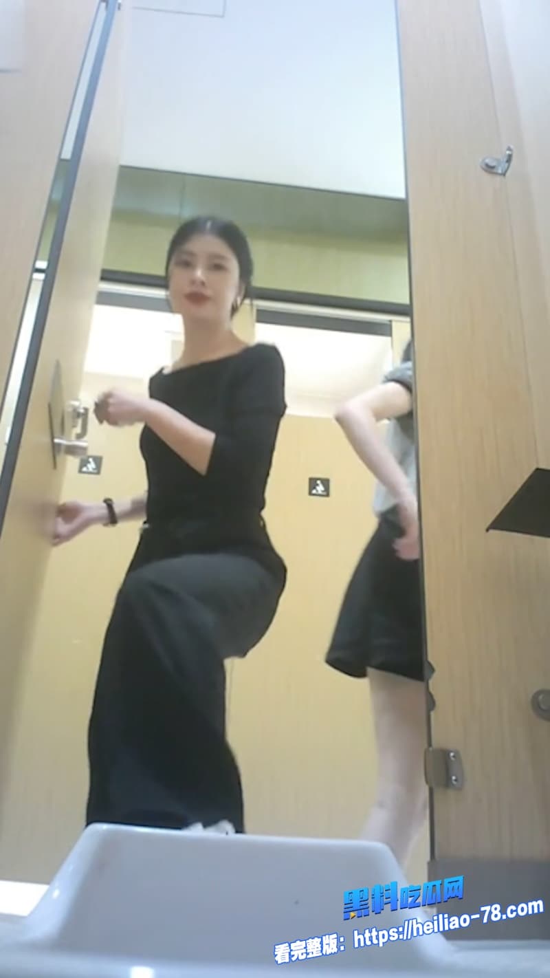 厕所偷拍系列多位高颜值美少女全程露脸被偷拍嫩穴喷水瞬间小编秒硬6