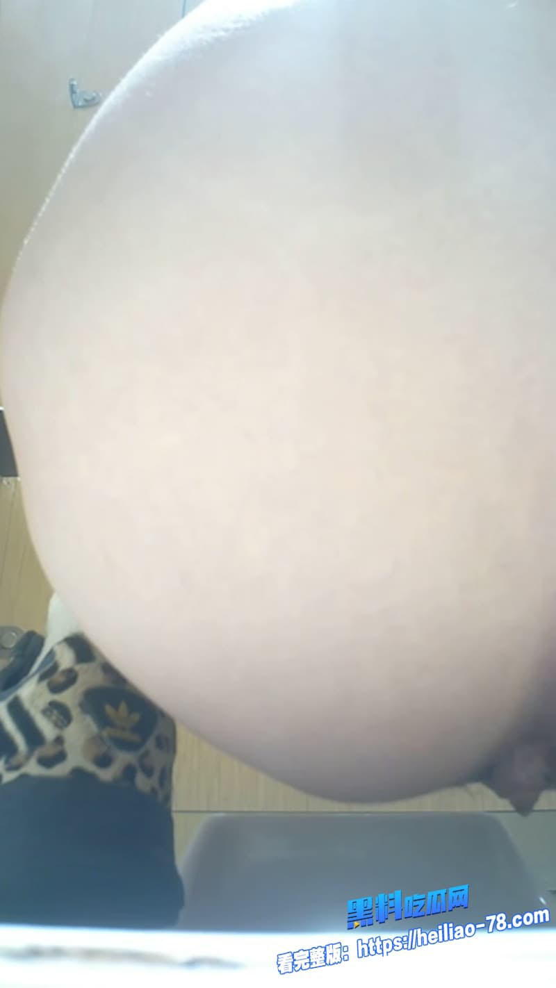 厕所偷拍系列多位高颜值美少女全程露脸被偷拍嫩穴喷水瞬间小编秒硬13