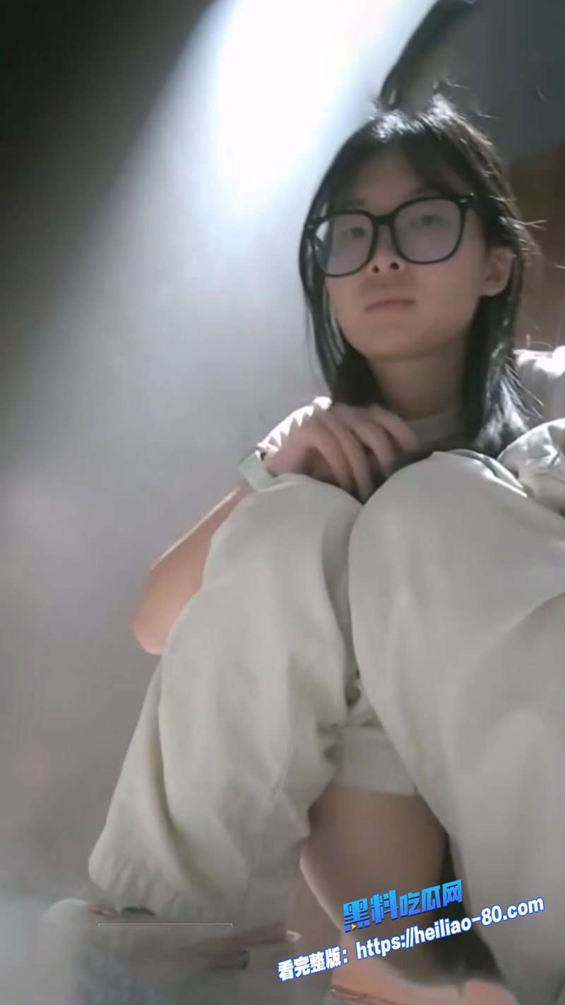 女厕偷拍肥臀小姐姐视频流出 多角度尿尿翘臀晃动 各种角度嫩穴清晰可见图2