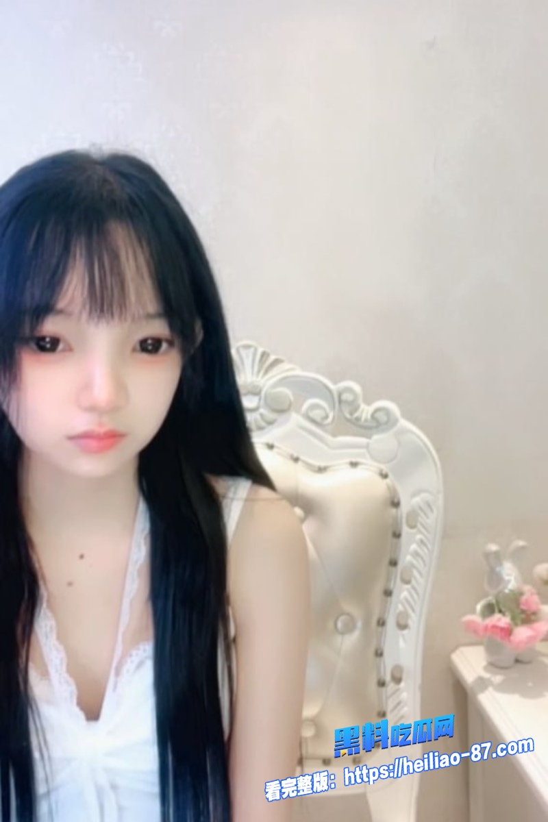 极品反差婊 辞宝 性爱视频流出 身穿性感黑丝疯狂足交 骚穴被抽插的白浆直流！2