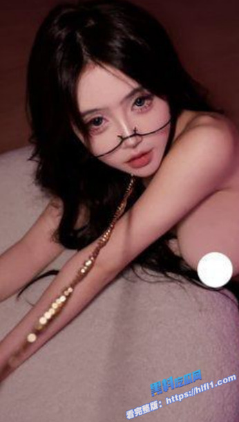 推特高颜值福利姬 song VIP定制视频被泄密 穿情趣黑丝漏奶漏逼真的骚！图1