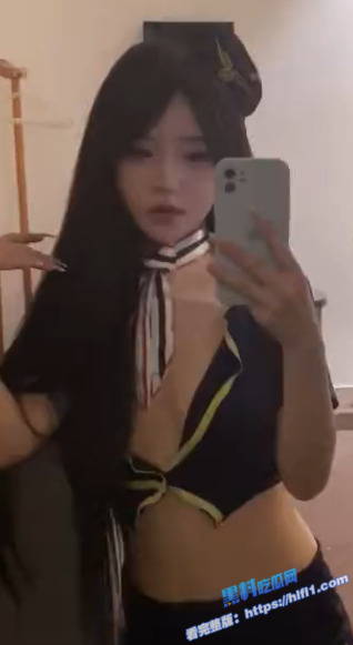 推特高颜值福利姬 song VIP定制视频被泄密 穿情趣黑丝漏奶漏逼真的骚！图3