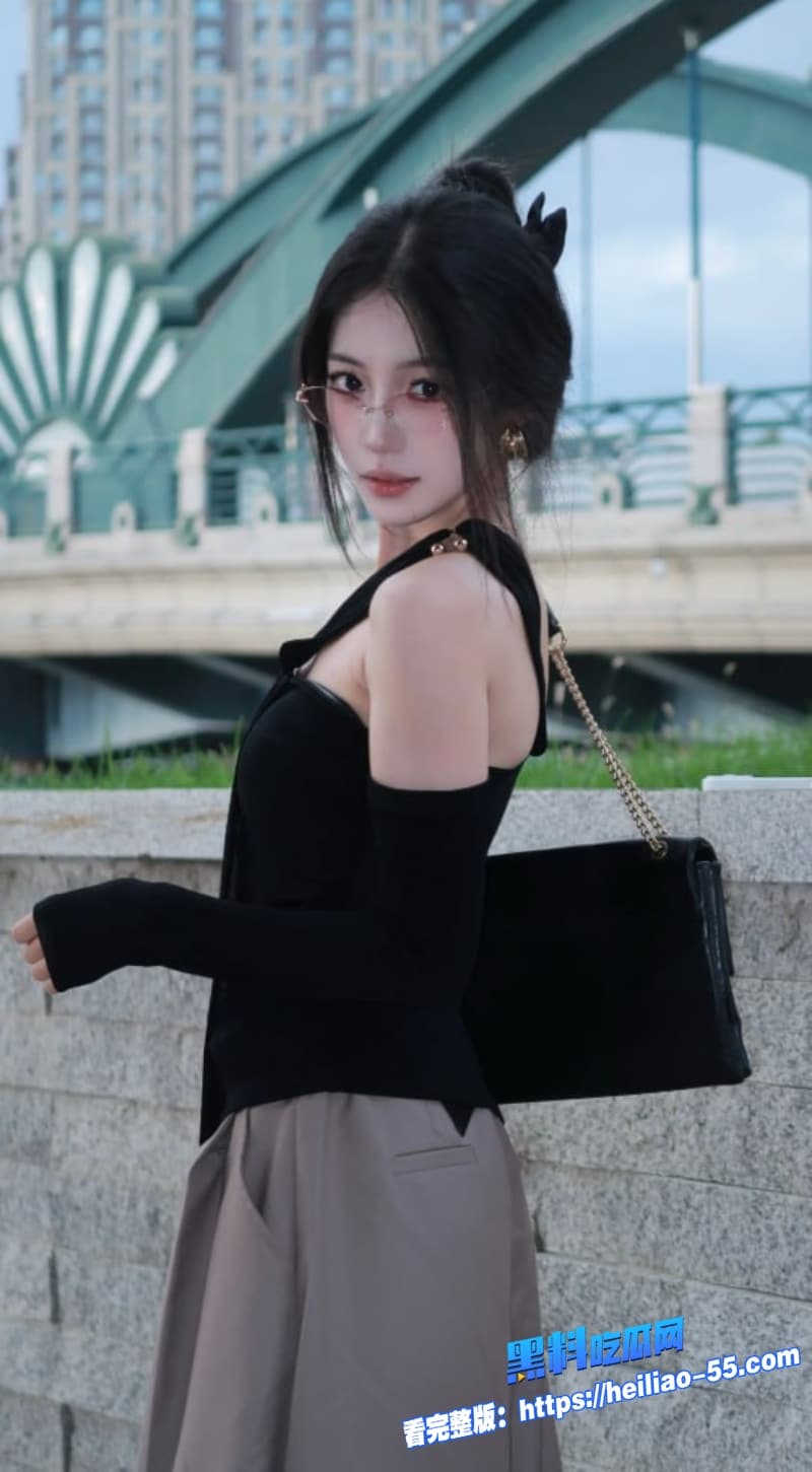 高颜值极品眼镜妹私拍流出全程露脸狂舔男友大屌表面多清纯私下就有多骚1 高颜值极品眼镜妹私拍流出全程露脸狂舔男友大屌表面多清纯私下就有多骚1