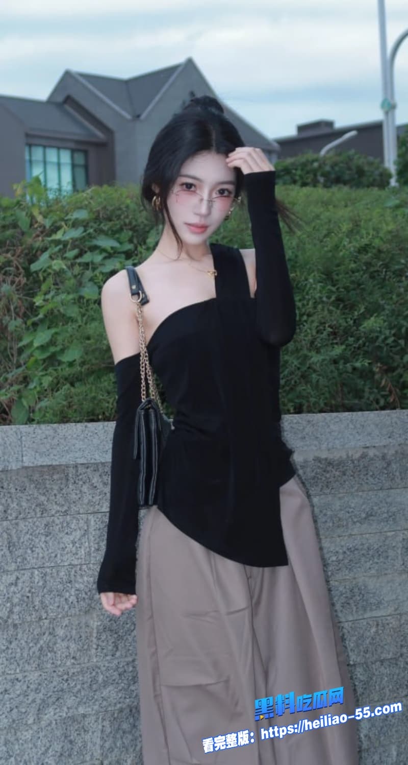 高颜值极品眼镜妹私拍流出全程露脸狂舔男友大屌表面多清纯私下就有多骚2 高颜值极品眼镜妹私拍流出全程露脸狂舔男友大屌表面多清纯私下就有多骚2