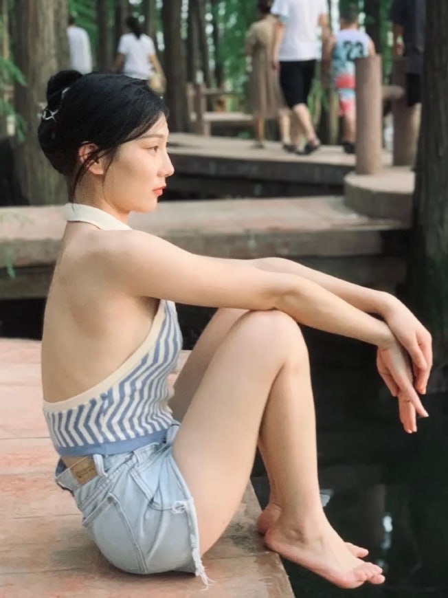 高颜值闷骚女大学生异地恋出轨！皮肤白得发光 私密照勾引渣男被狠干