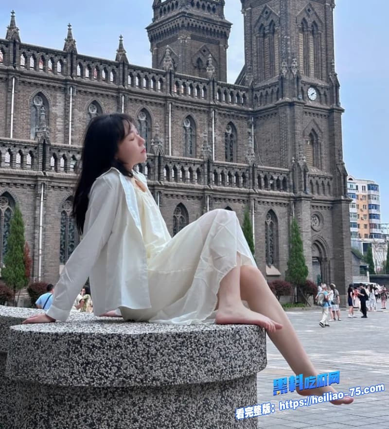 极品OL反差女神沙发上被群P爆操黑丝美腿抖到喷水沦为多人肉便器3