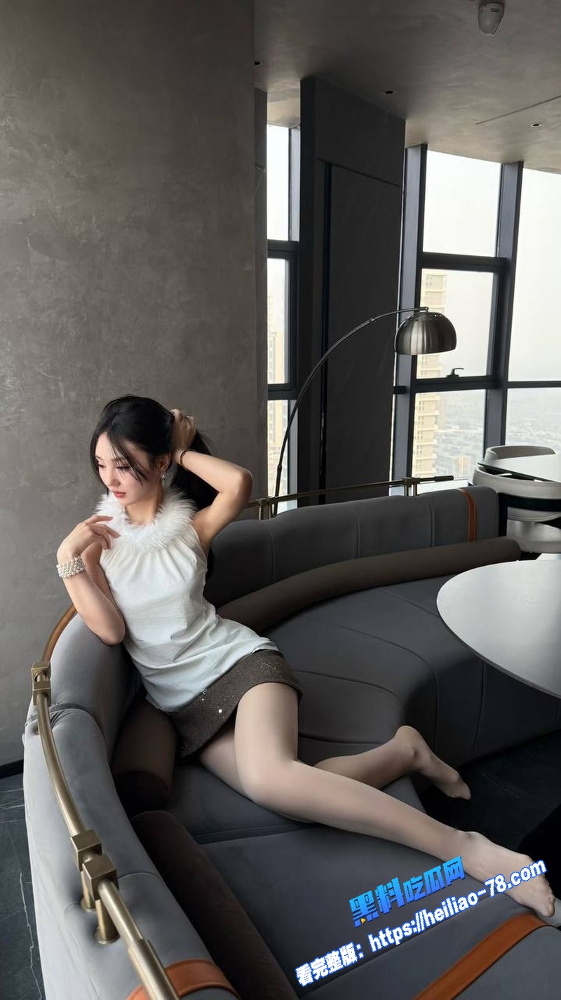 高颜值极品身材精神小妹穿开档黑丝展示粉嫩小穴 疯狂扣逼自慰大秀高潮抖腿图4