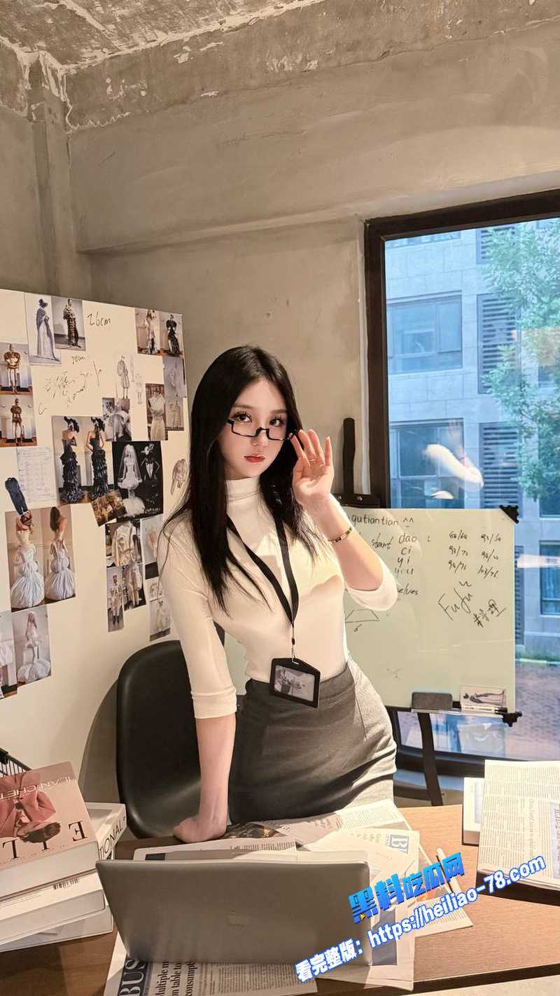 高颜值极品身材精神小妹穿开档黑丝展示粉嫩小穴 疯狂扣逼自慰大秀高潮抖腿图5