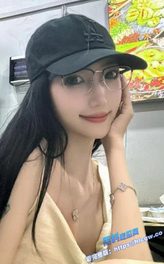 三亚极品小模特 天天在社交平台上发骚 主打一个良心卖B 拿多少钱办多少事图1