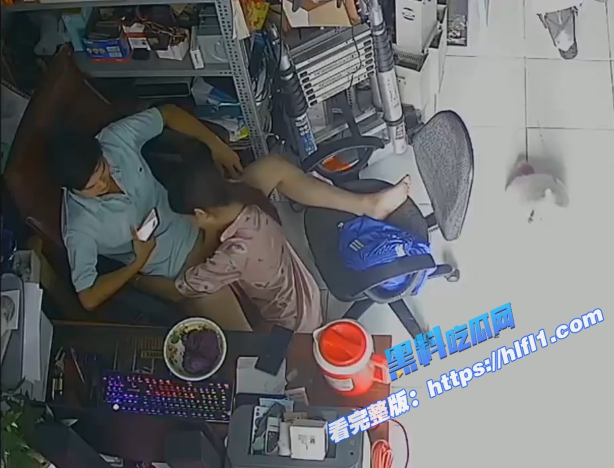 监控摄像头破解！电脑专卖店 打开门就做生意 关上门就做爱 椅子上一躺就开操！1