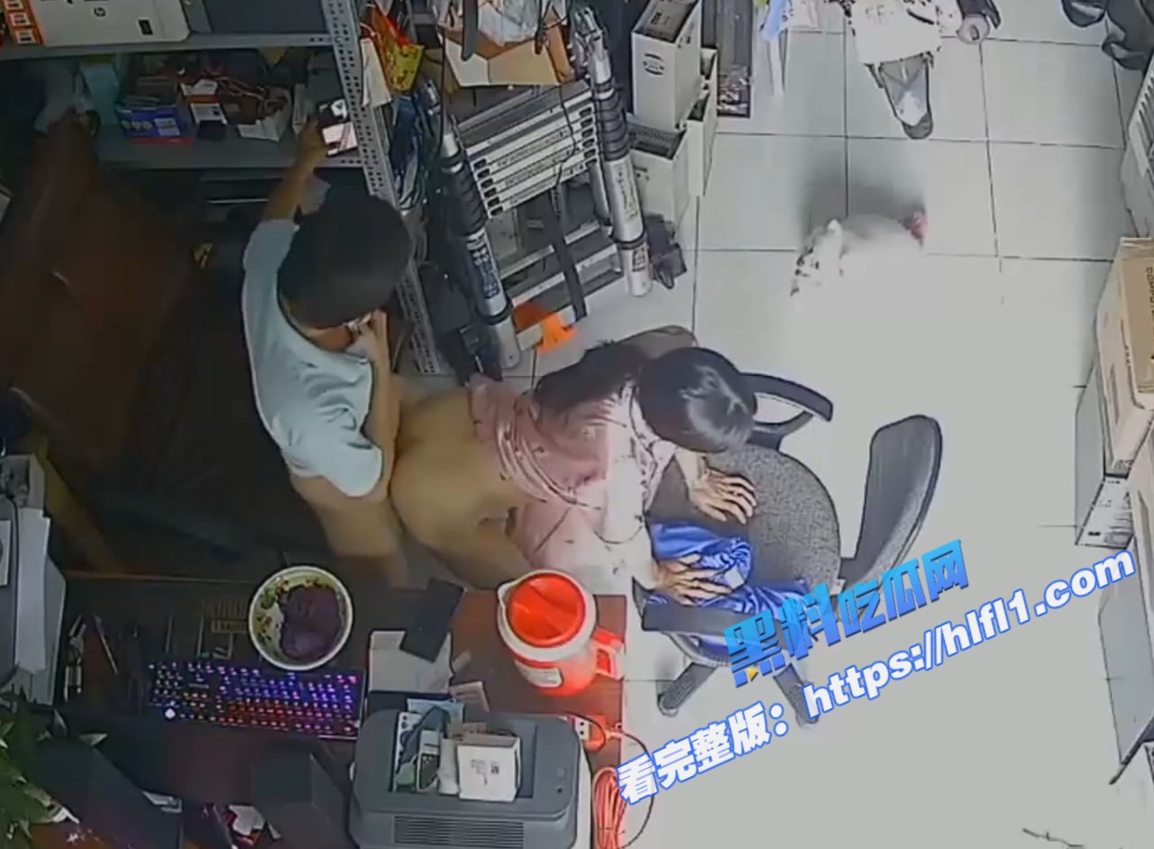 监控摄像头破解！电脑专卖店 打开门就做生意 关上门就做爱 椅子上一躺就开操！3