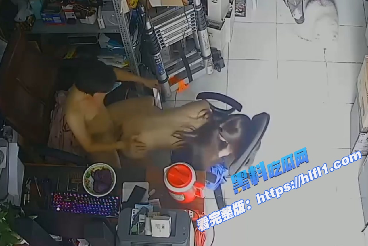 监控摄像头破解！电脑专卖店 打开门就做生意 关上门就做爱 椅子上一躺就开操！4