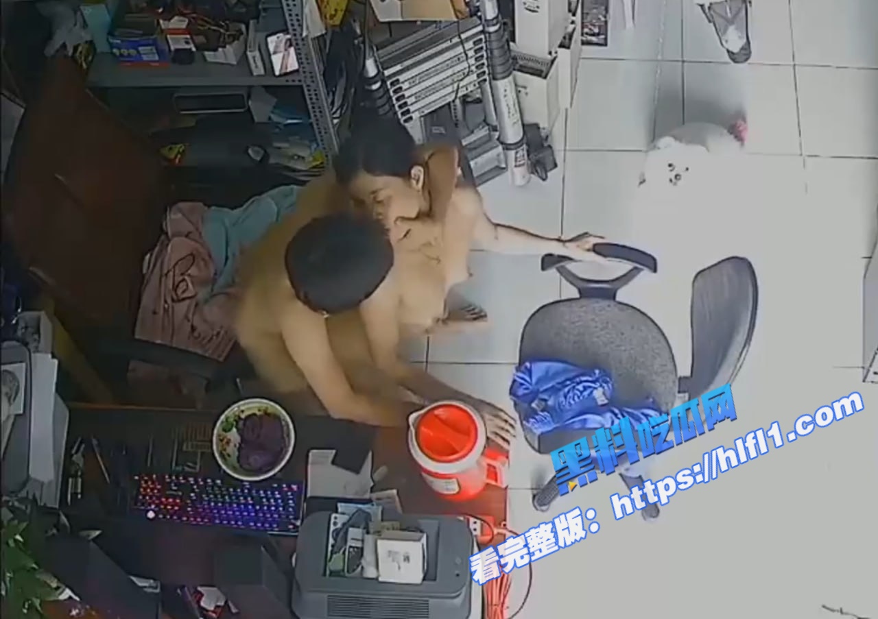 监控摄像头破解!电脑专卖店 打开门就做生意 关上门就做爱 椅子上一躺就开操!5 监控摄像头破解!电脑专卖店 打开门就做生意 关上门就做爱 椅子上一躺就开操!5