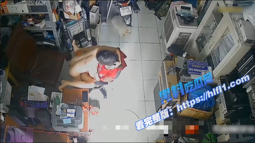 监控摄像头破解！电脑专卖店 打开门就做生意 关上门就做爱 椅子上一躺就开操！8
