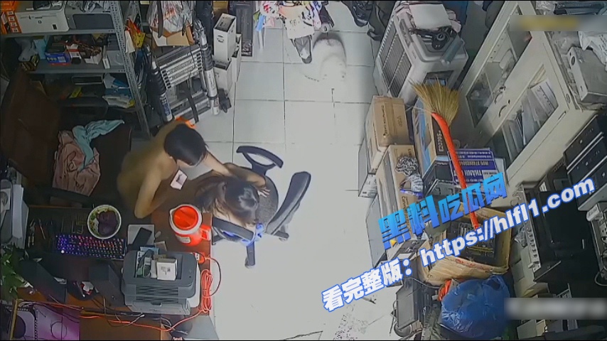 监控摄像头破解！电脑专卖店 打开门就做生意 关上门就做爱 椅子上一躺就开操！9