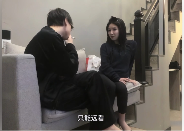 小宝探花22岁刚毕业的美女大学生很阳光健谈换上情趣内女雪白嫩肤尽显在沙发上卖力服务金主2