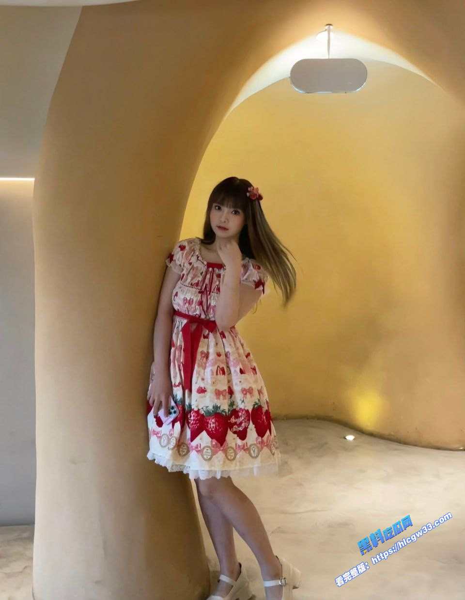 cosplay粉嫩大学生妹赤身裸体极度骚淫裸体私拍揉胸裸体写真合集流出 图1