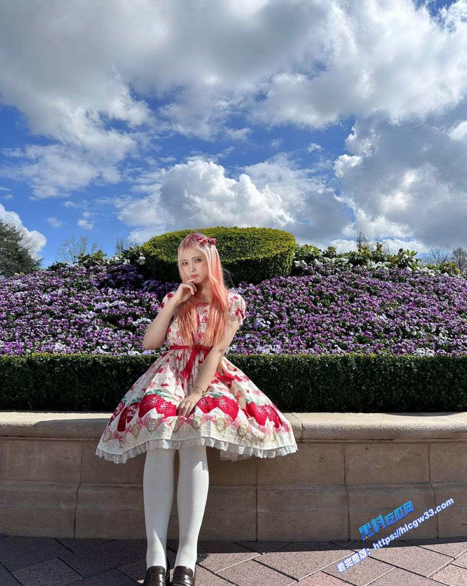 cosplay粉嫩大学生妹赤身裸体极度骚淫裸体私拍揉胸裸体写真合集流出 图3