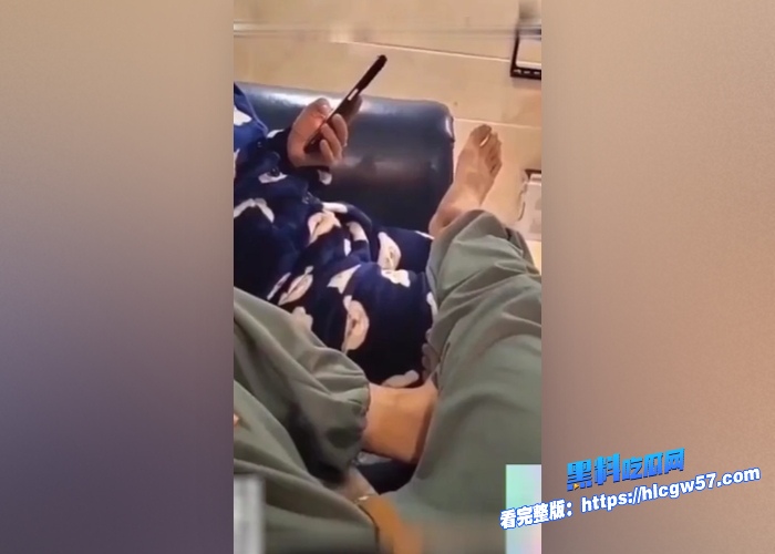 真实乱伦儿子看电视精冲突然上脑直接把老母亲强行推倒母亲也是个老骚货了全程大喊好爽直接把姨妈血干出来了全程高能对白精彩 图1