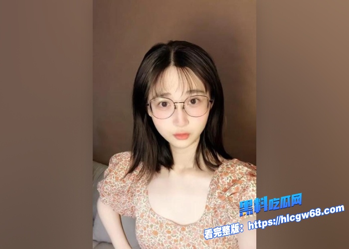 油管30万粉丝博主七七叭叭TALK被土豪男友包养性爱视频流出眼镜反差妹被男友狂操到哭 图2