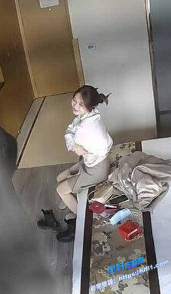 监控摄像头破解！榜一大哥线下约炮网红 女主肤白貌美酥胸大长腿 对话很黄很暴力！3