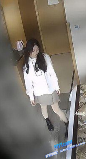 监控摄像头破解！榜一大哥线下约炮网红 女主肤白貌美酥胸大长腿 对话很黄很暴力！4