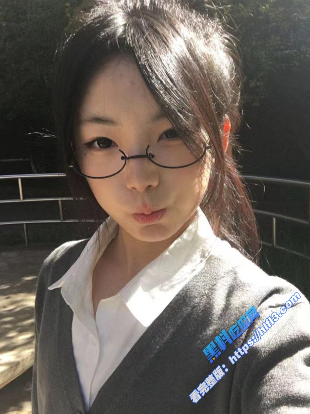 武汉某职校在校学生 被金主调教成母狗 各种口交无套后入三洞齐开 极具反差！2
