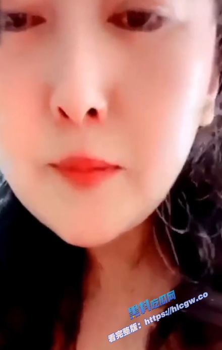 真实母子乱伦！妈妈给儿子深喉口交  被儿子爆操，一边对话一边性爱，淫乱至极，而且过程中爸爸还来视频电话  看的真实带感图3