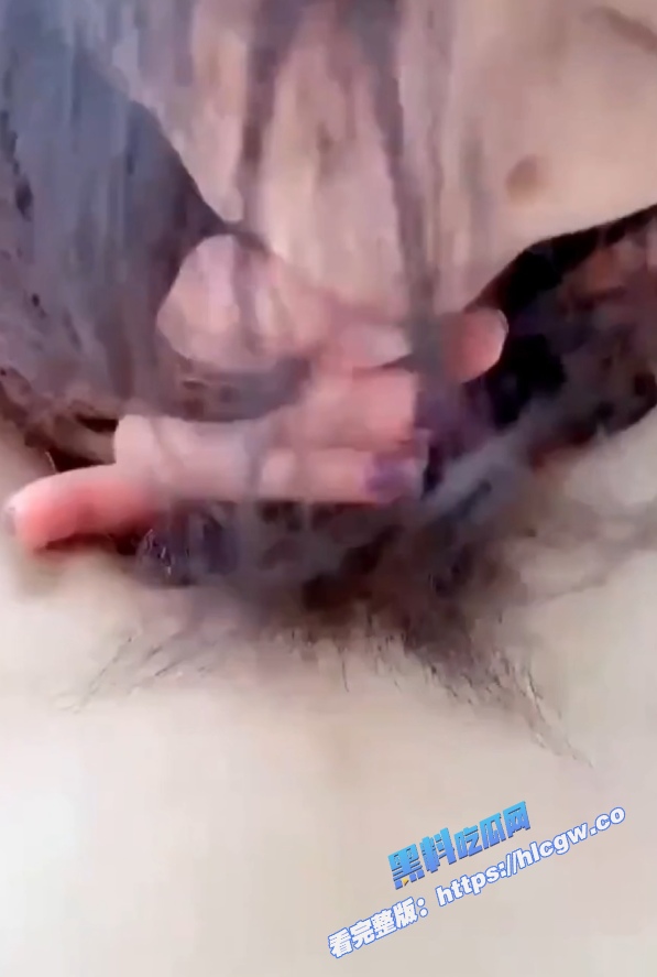 真实母子乱伦！妈妈给儿子深喉口交  被儿子爆操，一边对话一边性爱，淫乱至极，而且过程中爸爸还来视频电话  看的真实带感图8