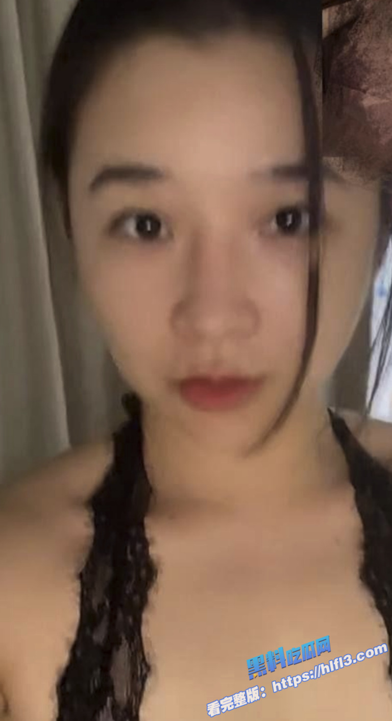 湖南极品少妇 吴侨雯 绿帽老公常年在外 淫妻在家与网友裸聊自慰 淫骚模样极其欠操！1