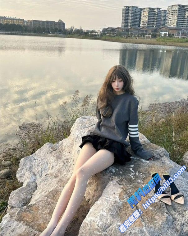 抖音网红 小水不哭 不雅视频流出 化身淫浪母狗 掰开骚穴塞入玩具疯狂抽插 淫水四溢！3
