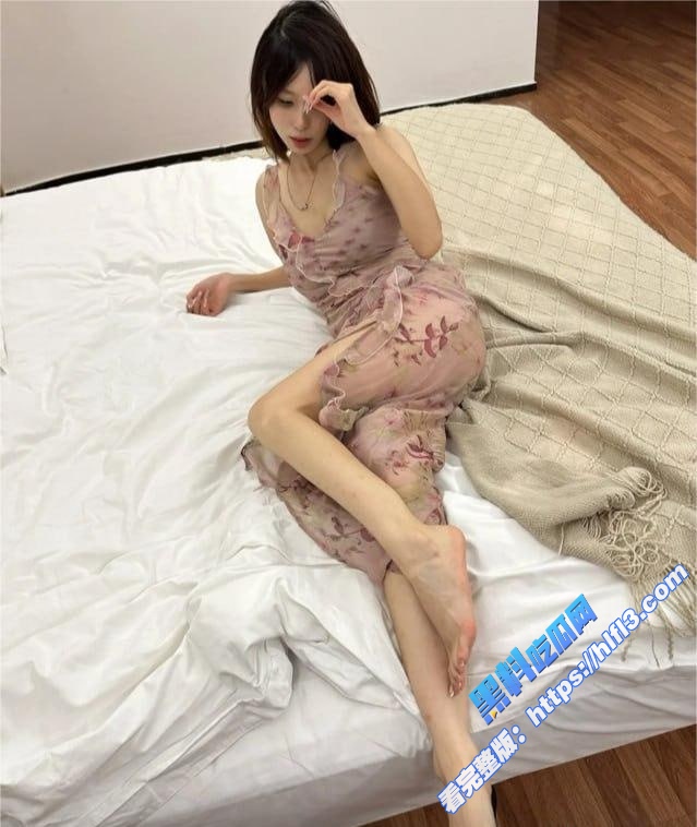 抖音网红 小水不哭 不雅视频流出 化身淫浪母狗 掰开骚穴塞入玩具疯狂抽插 淫水四溢！4