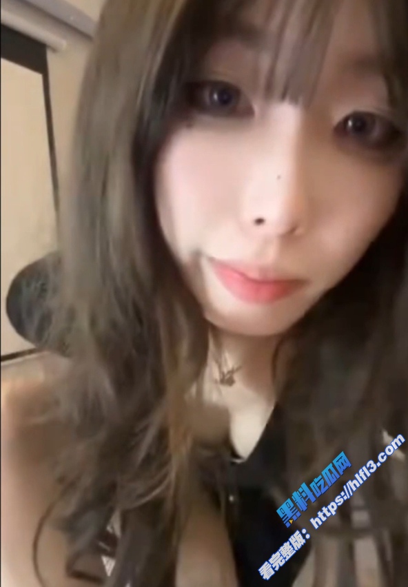 抖音网红 小水不哭 不雅视频流出 化身淫浪母狗 掰开骚穴塞入玩具疯狂抽插 淫水四溢！10