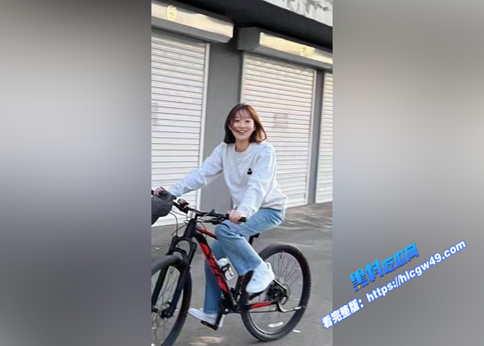 黑料PK!在校大学生 VS 社会反差婊 大学生可爱清纯 反差婊抚媚动人 床上都是发情小母狗 谁更骚呢2 黑料PK!在校大学生 VS 社会反差婊 大学生可爱清纯 反差婊抚媚动人 床上都是发情小母狗 谁更骚呢2