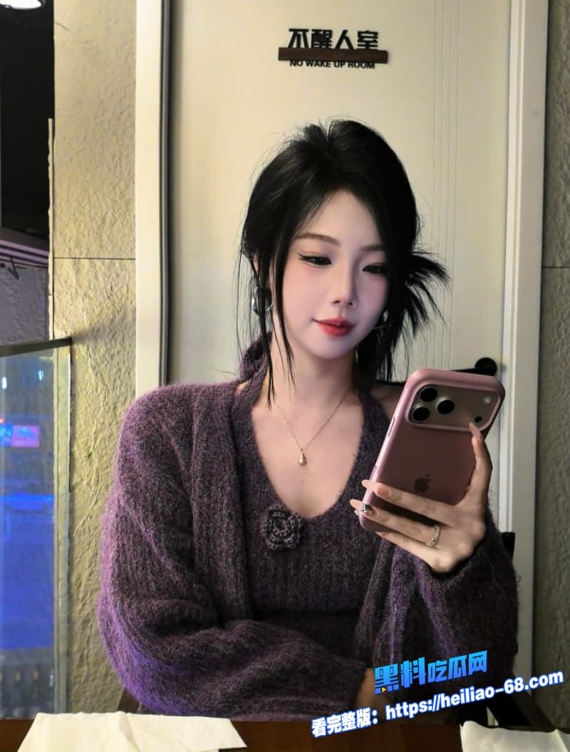 高颜值淫荡人妻被两个腹肌猛男前后夹击干到潮吹尖叫边被爆操边吃鸡场面彻底失控4